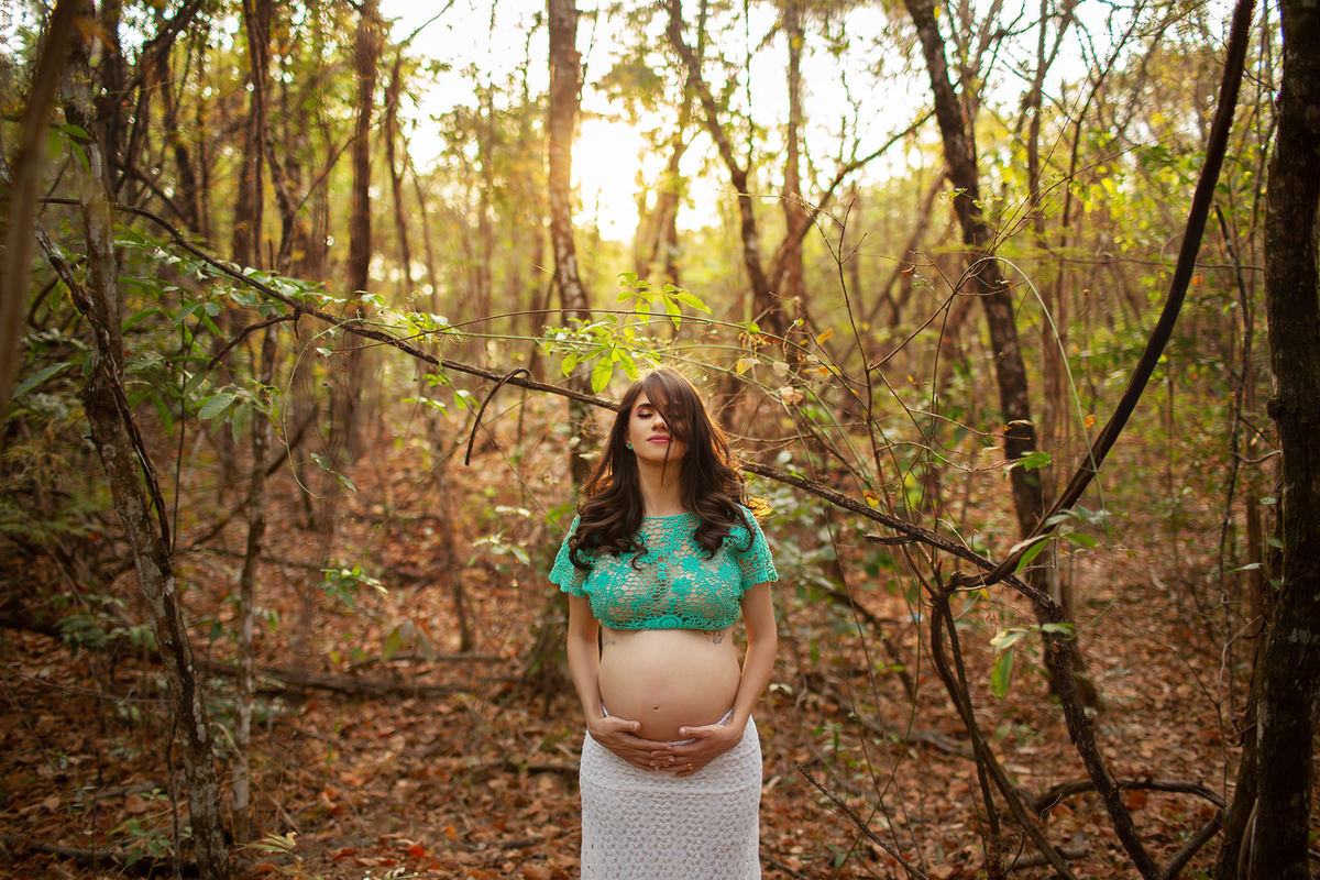 Grávida no meio da floresta. Foto feita pelo fotógrafo Rafael Ohana no parque Olhos D´água em Brasília-DF.