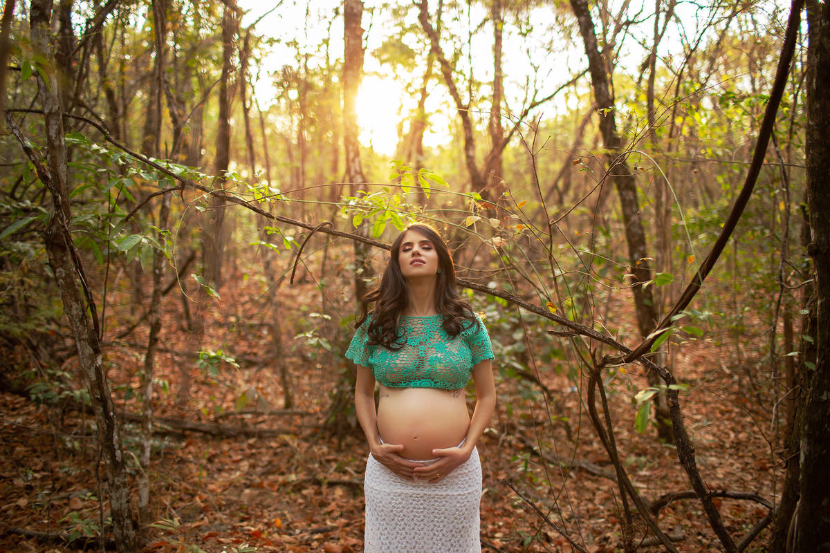Grávida no meio da floresta. Foto feita pelo fotógrafo Rafael Ohana no parque Olhos D´água em Brasília-DF.