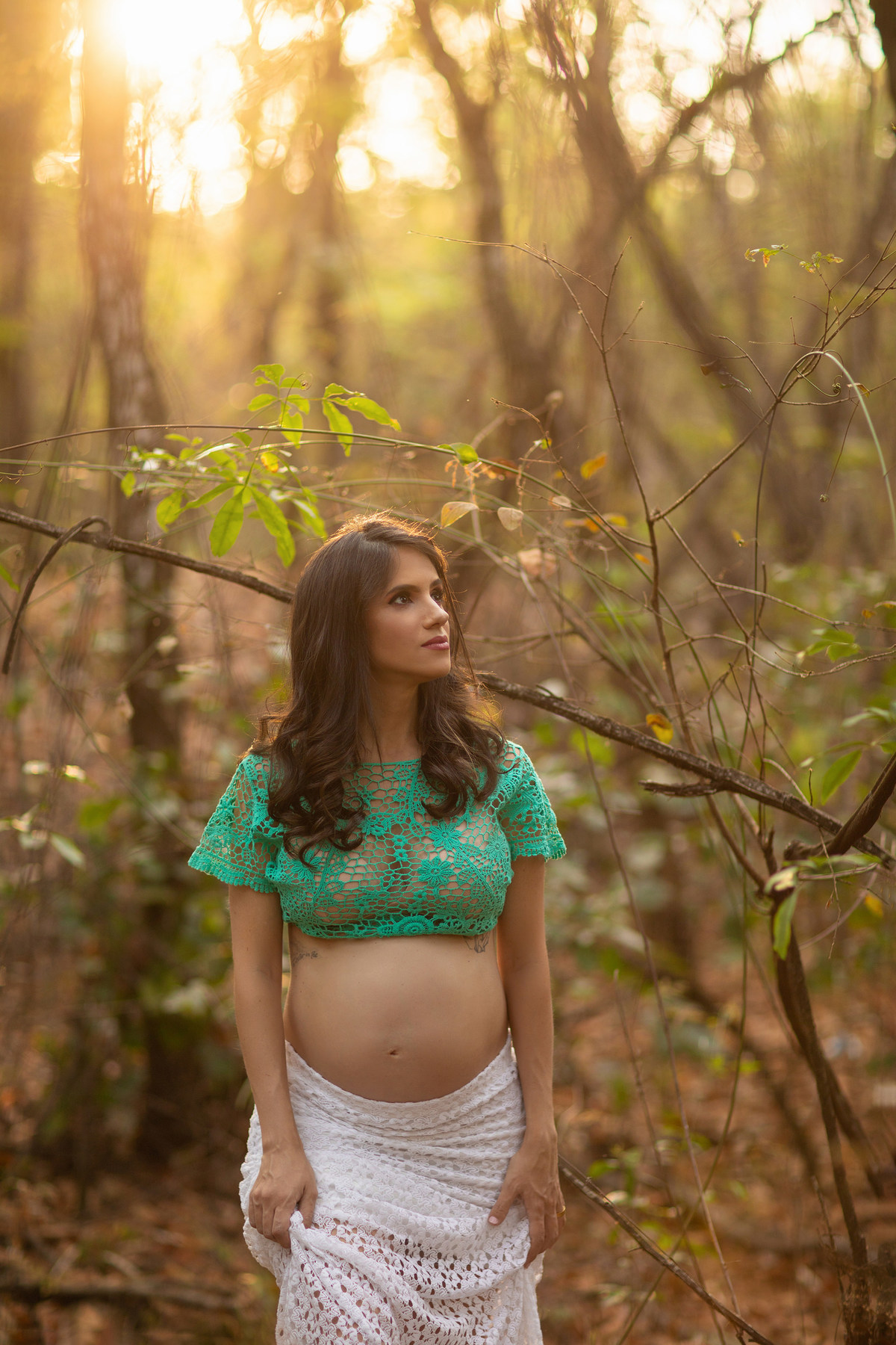 Grávida no meio da floresta. Foto feita pelo fotógrafo Rafael Ohana no parque Olhos D´água em Brasília-DF.