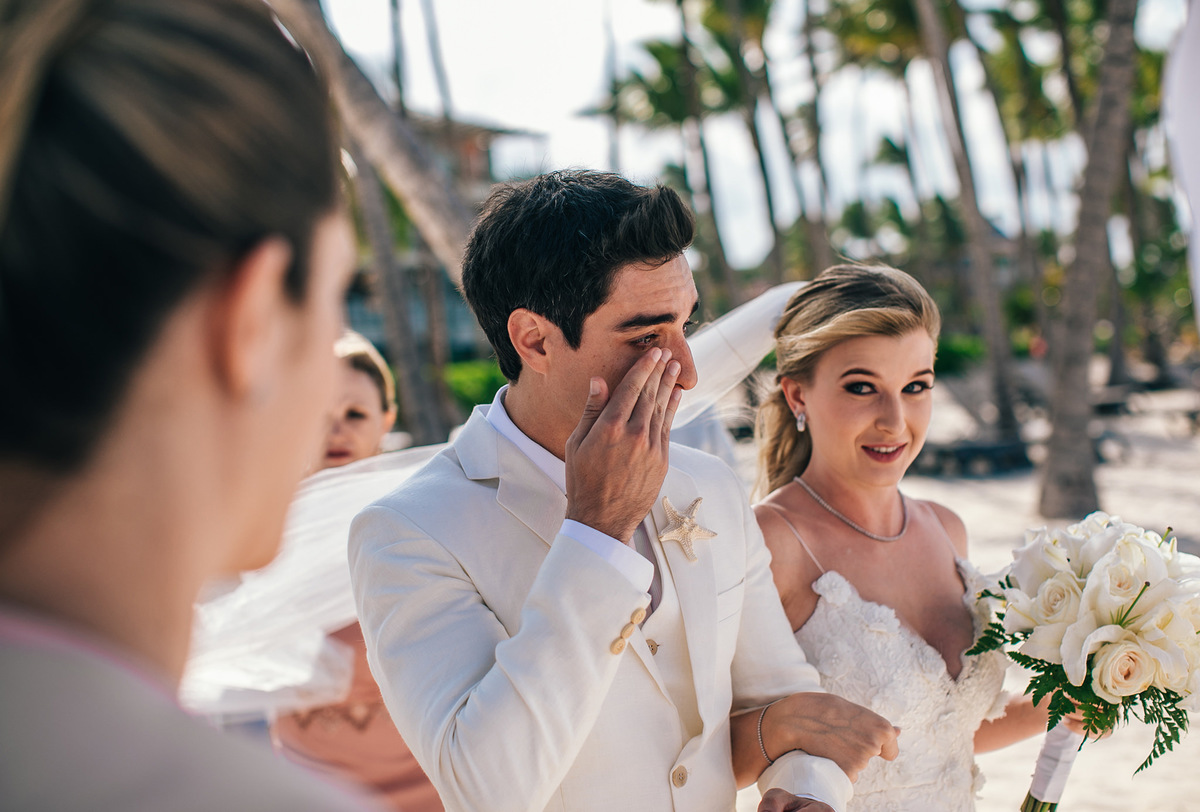 Noivo chorando. Casamento realizado no resort Barceló Bávaro Palace na República Dominicana pelo fotógrafo de casamento Rafael Ohana