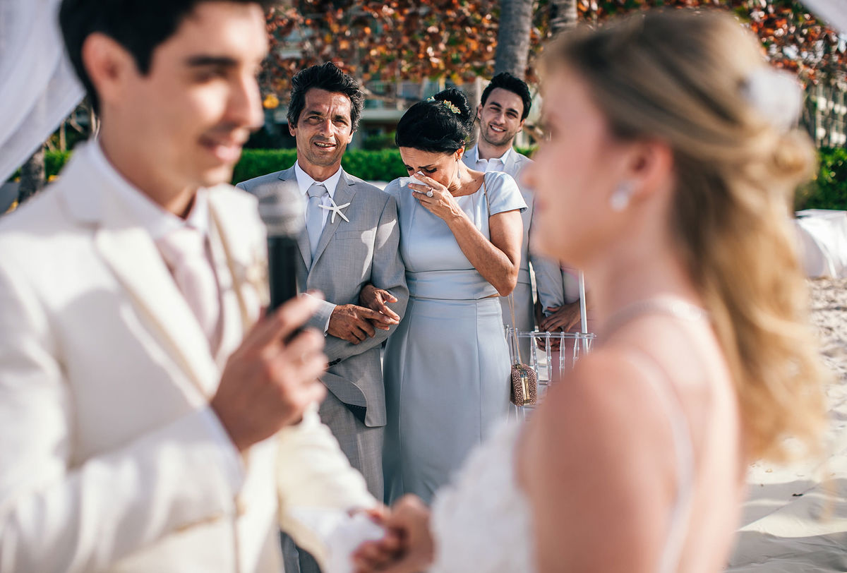 Mãe do noivo chorando de emoção. Casamento realizado no resort Barceló Bávaro Palace na República Dominicana pelo fotógrafo de casamento Rafael Ohana