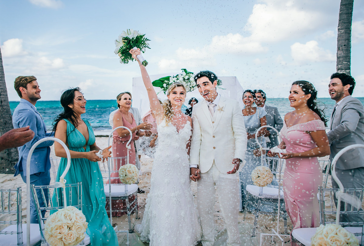 Chuva de arroz em casamento na praia. Casamento realizado no resort Barceló Bávaro Palace na República Dominicana pelo fotógrafo de casamento Rafael Ohana