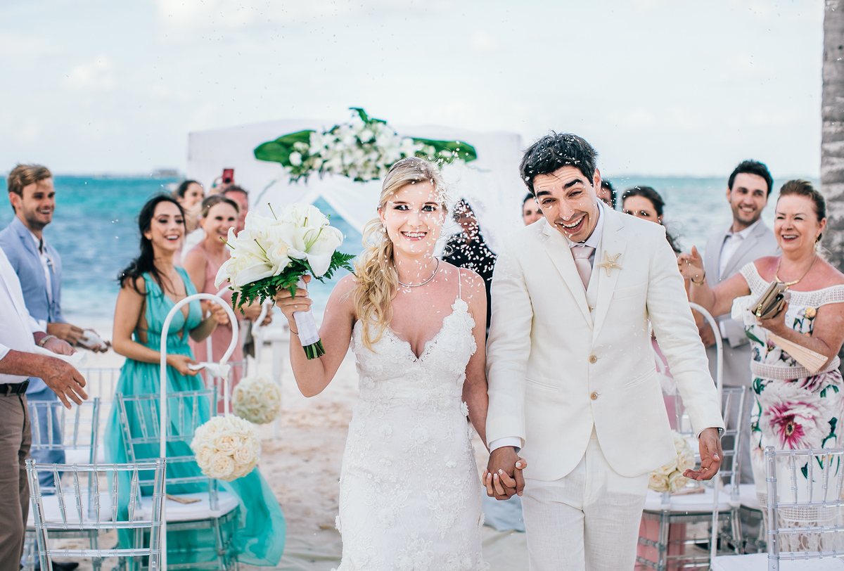 Chuva de arroz em casamento na praia. Casamento realizado no resort Barceló Bávaro Palace na República Dominicana pelo fotógrafo de casamento Rafael Ohana