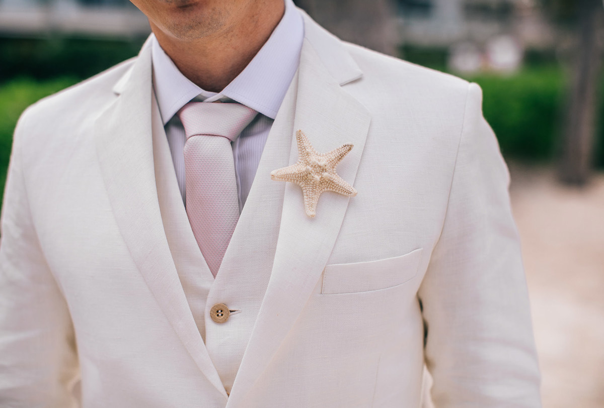 Lapela para terno de noivo que vai casar na praia. Casamento realizado no resort Barceló Bávaro Palace na República Dominicana pelo fotógrafo de casamento Rafael Ohana