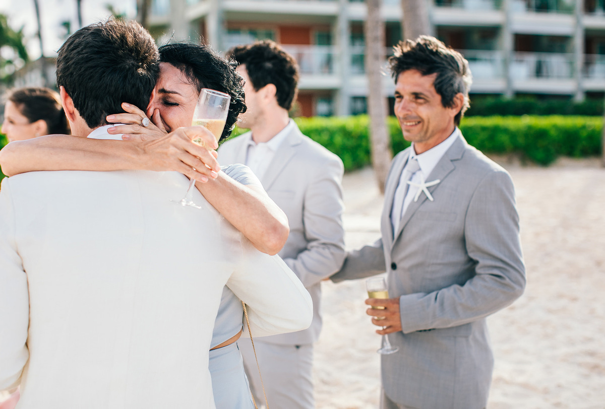 Mãe do noivo chorando emocionada. Casamento realizado no resort Barceló Bávaro Palace na República Dominicana pelo fotógrafo de casamento Rafael Ohana