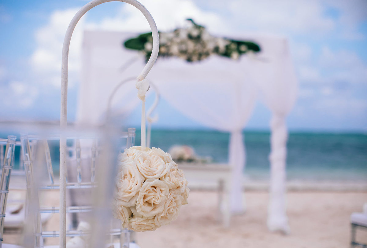 Flores de casamento na praia. Casamento realizado no resort Barceló Bávaro Palace na República Dominicana pelo fotógrafo de casamento Rafael Ohana