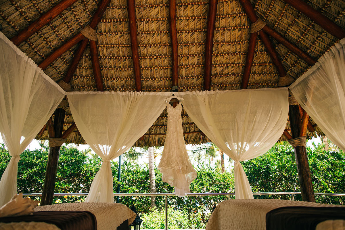Vestido de noiva na praia. Casamento realizado no resort Barceló Bávaro Palace na República Dominicana pelo fotógrafo de casamento Rafael Ohana