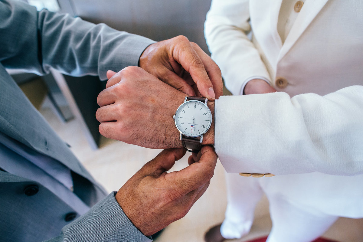 Relógio de noivo. Casamento realizado no resort Barceló Bávaro Palace na República Dominicana pelo fotógrafo de casamento Rafael Ohana