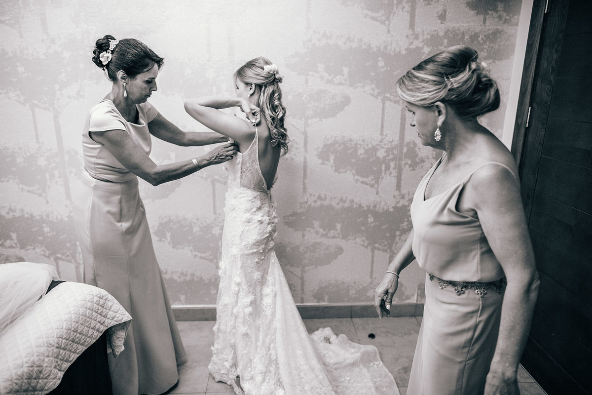 Noiva sendo arrumada pela sogra. Casamento realizado no resort Barceló Bávaro Palace na República Dominicana pelo fotógrafo de casamento Rafael Ohana