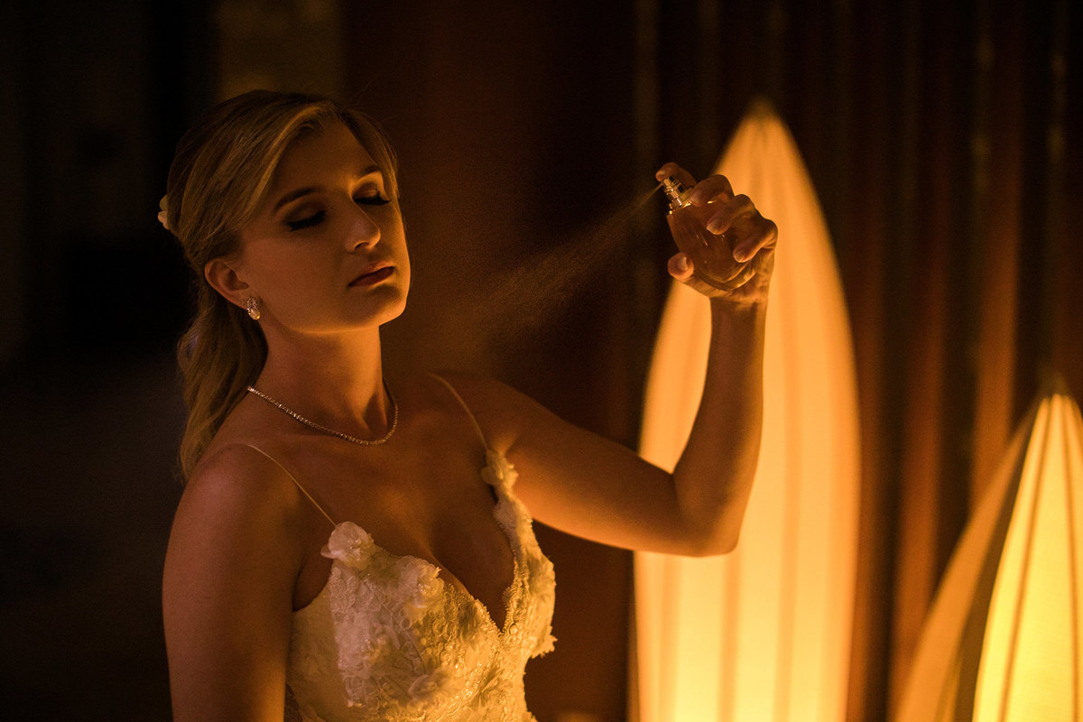Noiva passando perfume. Casamento realizado no resort Barceló Bávaro Palace na República Dominicana pelo fotógrafo de casamento Rafael Ohana