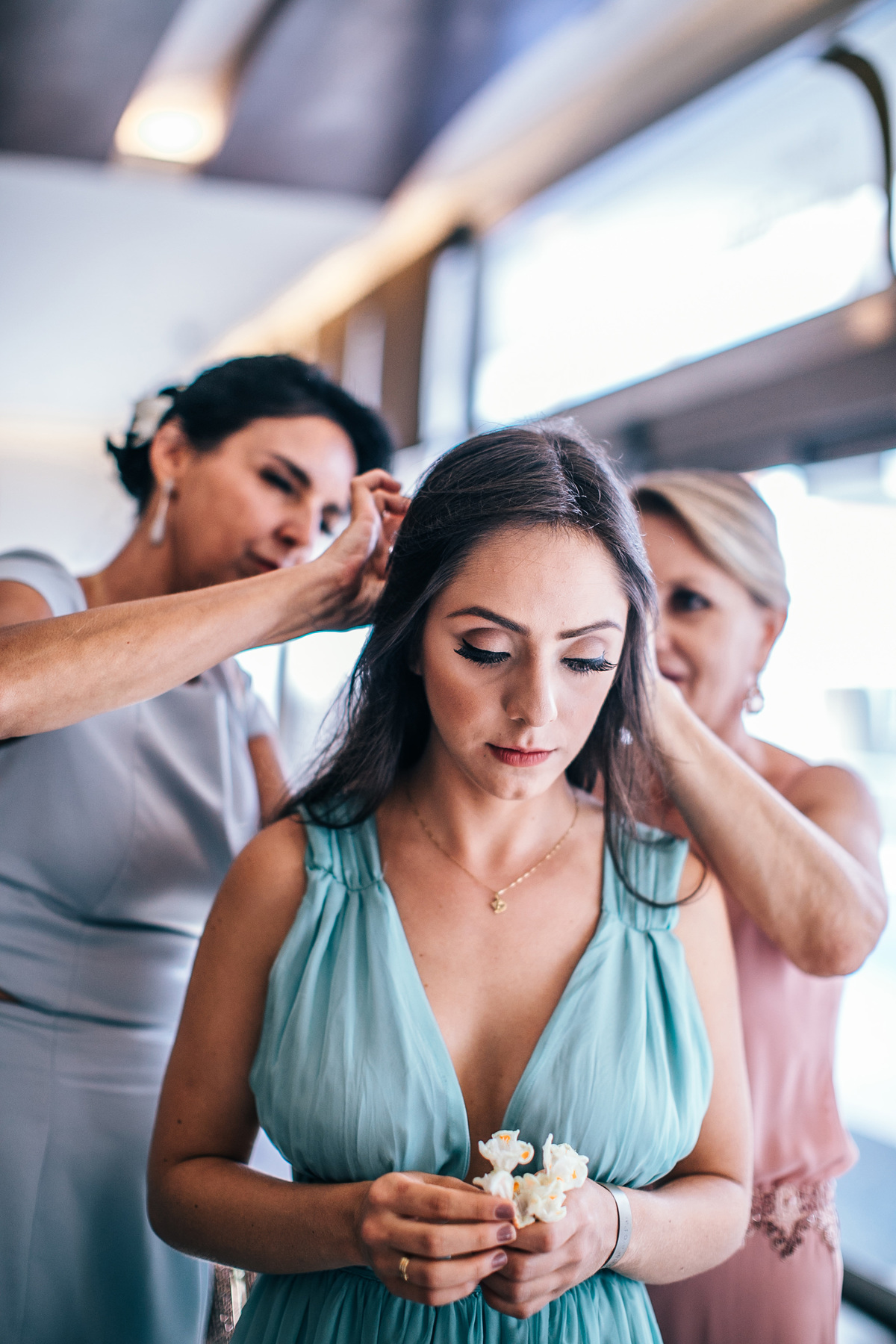 Madrinha se arrumando para casamento do irmão. Casamento realizado no resort Barceló Bávaro Palace na República Dominicana pelo fotógrafo de casamento Rafael Ohana