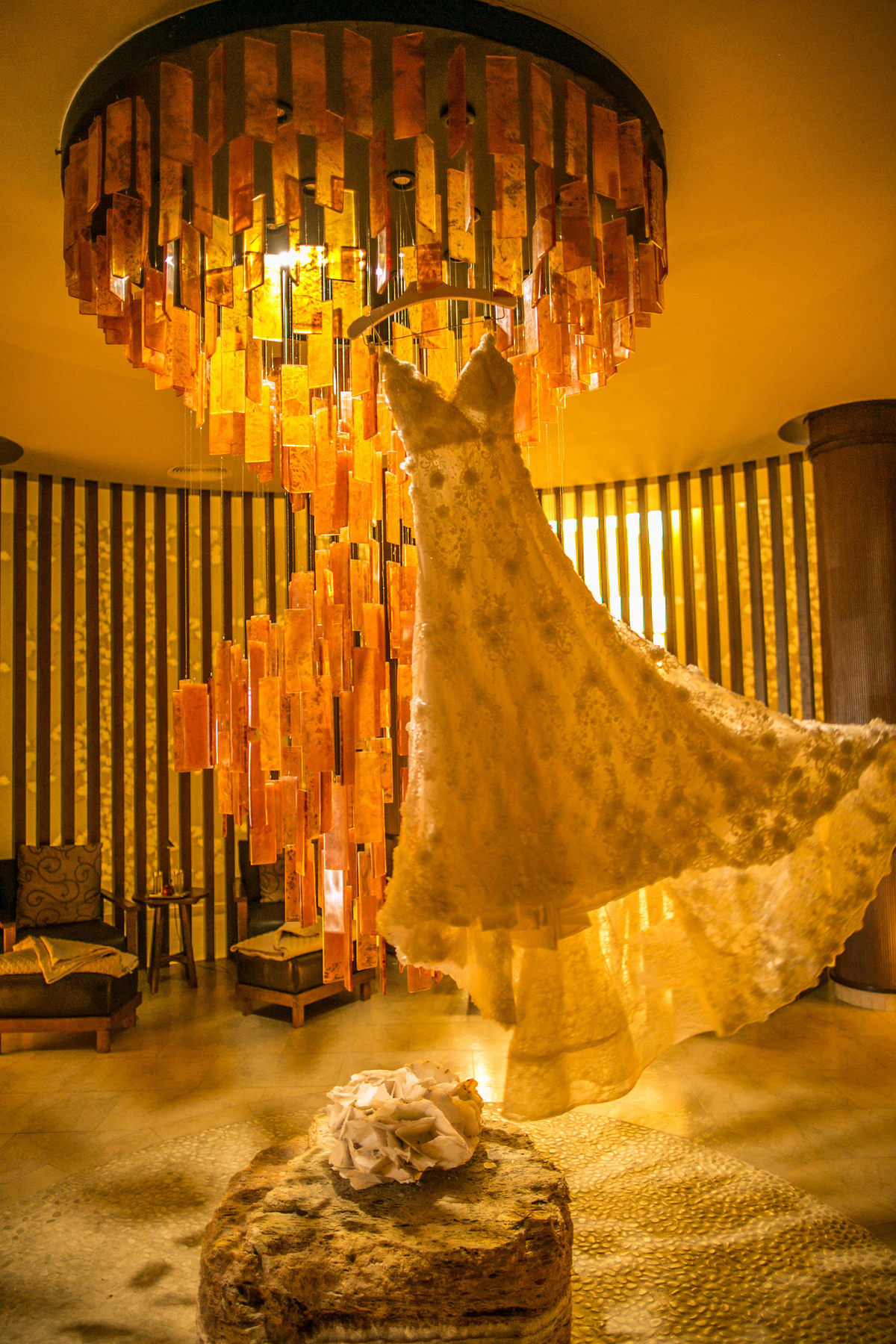 Vestido de noiva em sala de relaxamento. Casamento realizado no resort Barceló Bávaro Palace na República Dominicana pelo fotógrafo de casamento Rafael Ohana