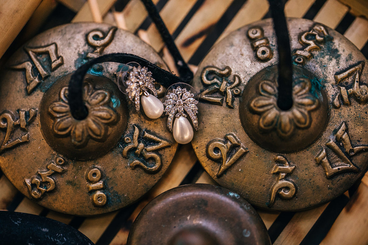 Brincos de noiva em macro. Casamento realizado no resort Barceló Bávaro Palace na República Dominicana pelo fotógrafo de casamento Rafael Ohana