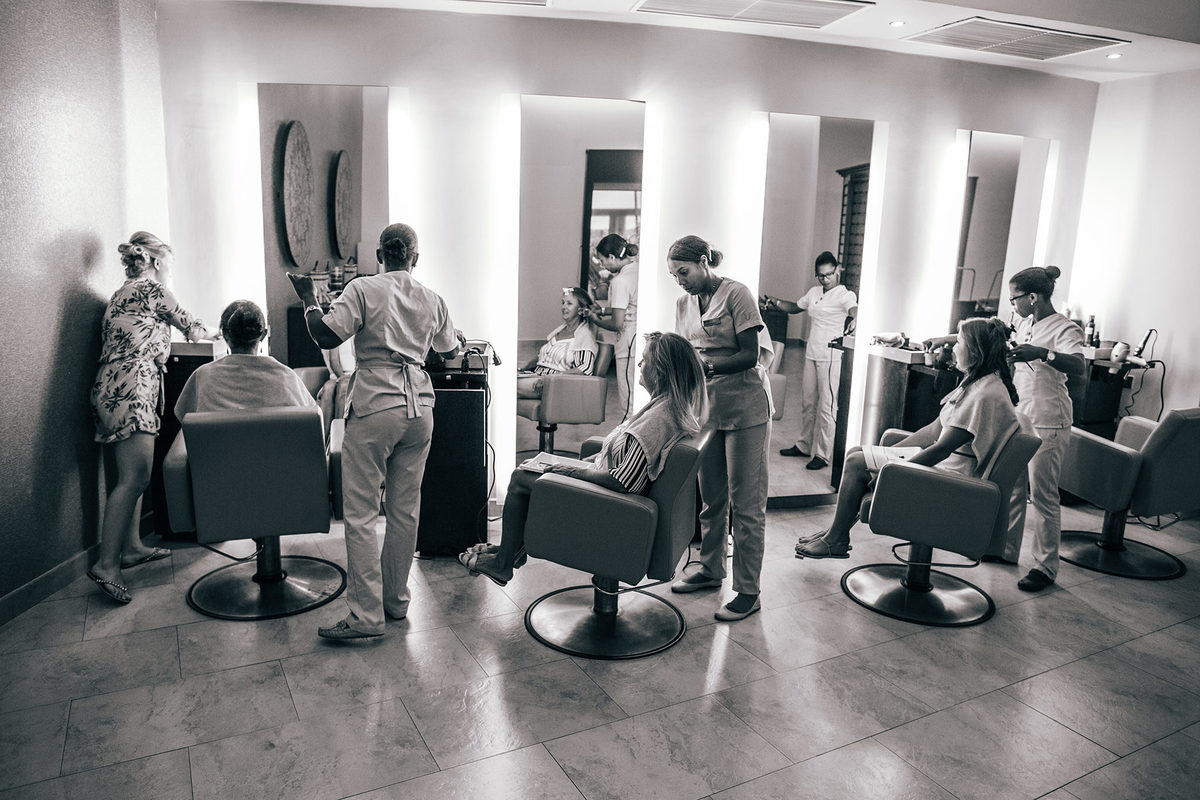 Making of da noiva em salão de resort. Casamento realizado no resort Barceló Bávaro Palace na República Dominicana pelo fotógrafo de casamento Rafael Ohana