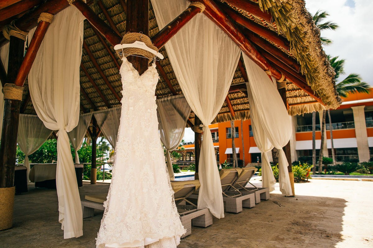 Vestido de noiva de praia. Casamento realizado no resort Barceló Bávaro Palace na República Dominicana pelo fotógrafo de casamento Rafael Ohana.Casamento realizado no resort Barceló Bávaro Palace na República Dominicana pelo fotógrafo de casamento Rafael 