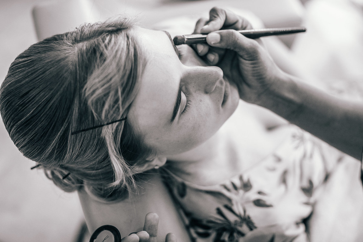 Noiva se maquiando. Casamento realizado no resort Barceló Bávaro Palace na República Dominicana pelo fotógrafo de casamento Rafael Ohana