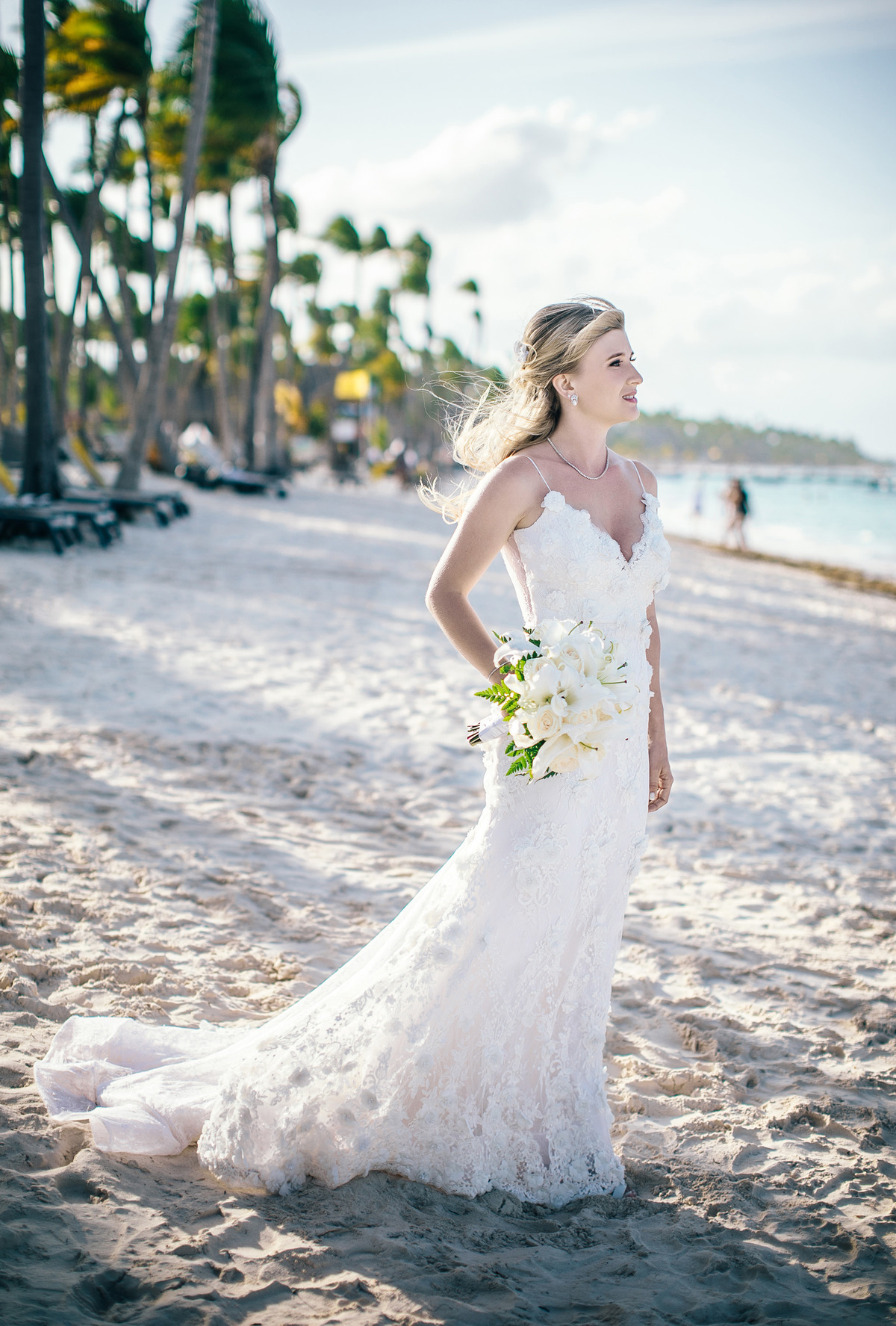 Vestido de noiva de praia. Casamento de praia realizado no resort Barceló Bávaro Palace na República Dominicana pelo fotógrafo de casamento Rafael Ohana