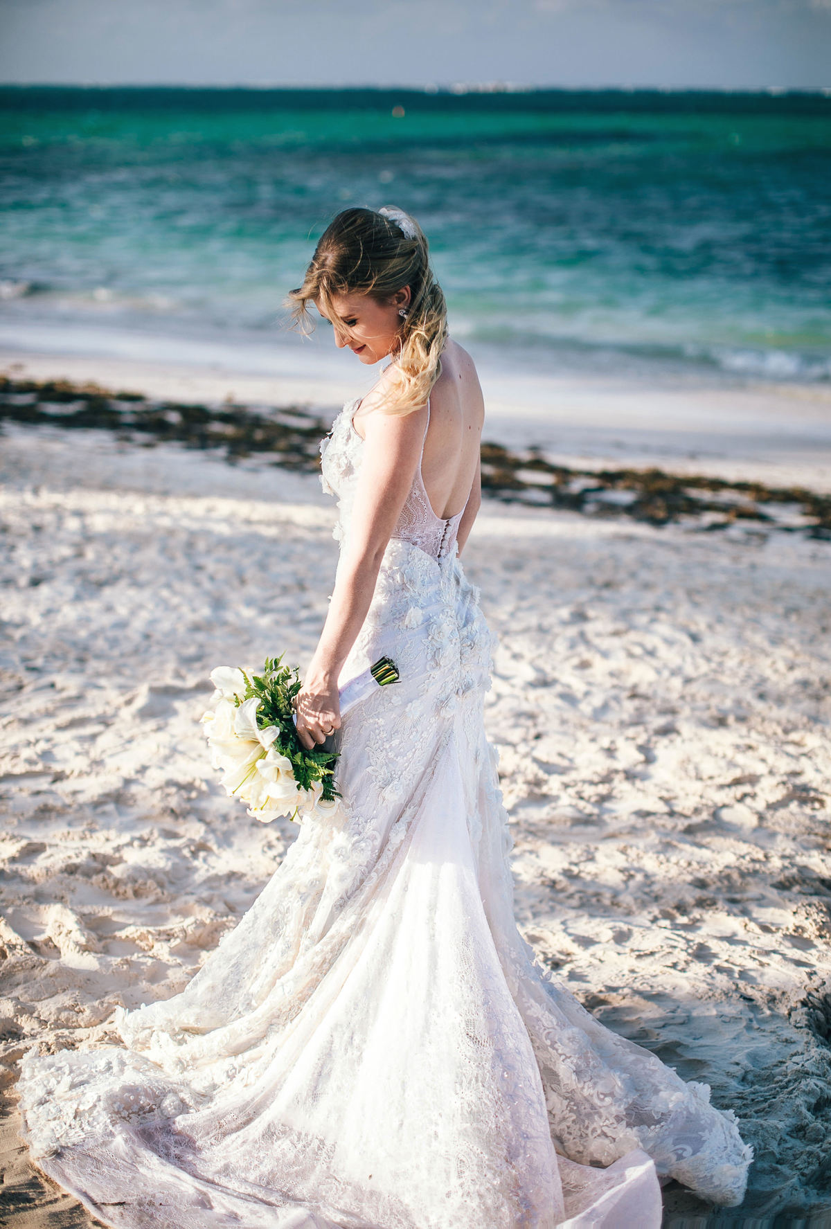 Vestido de noiva para casamento na praia. Casamento de praia realizado no resort Barceló Bávaro Palace na República Dominicana pelo fotógrafo de casamento Rafael Ohana