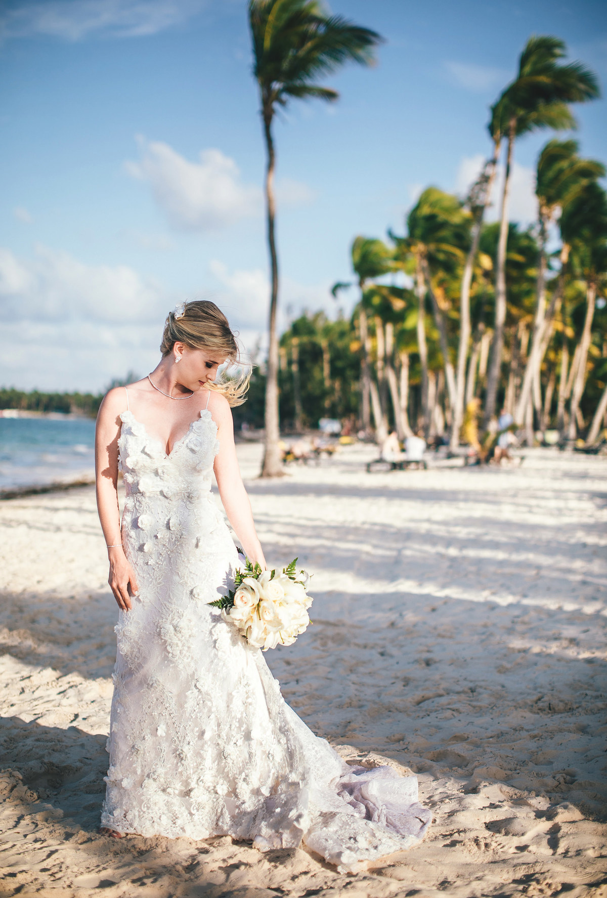Vestido de noiva de praia. Casamento de praia realizado no resort Barceló Bávaro Palace na República Dominicana pelo fotógrafo de casamento Rafael Ohana