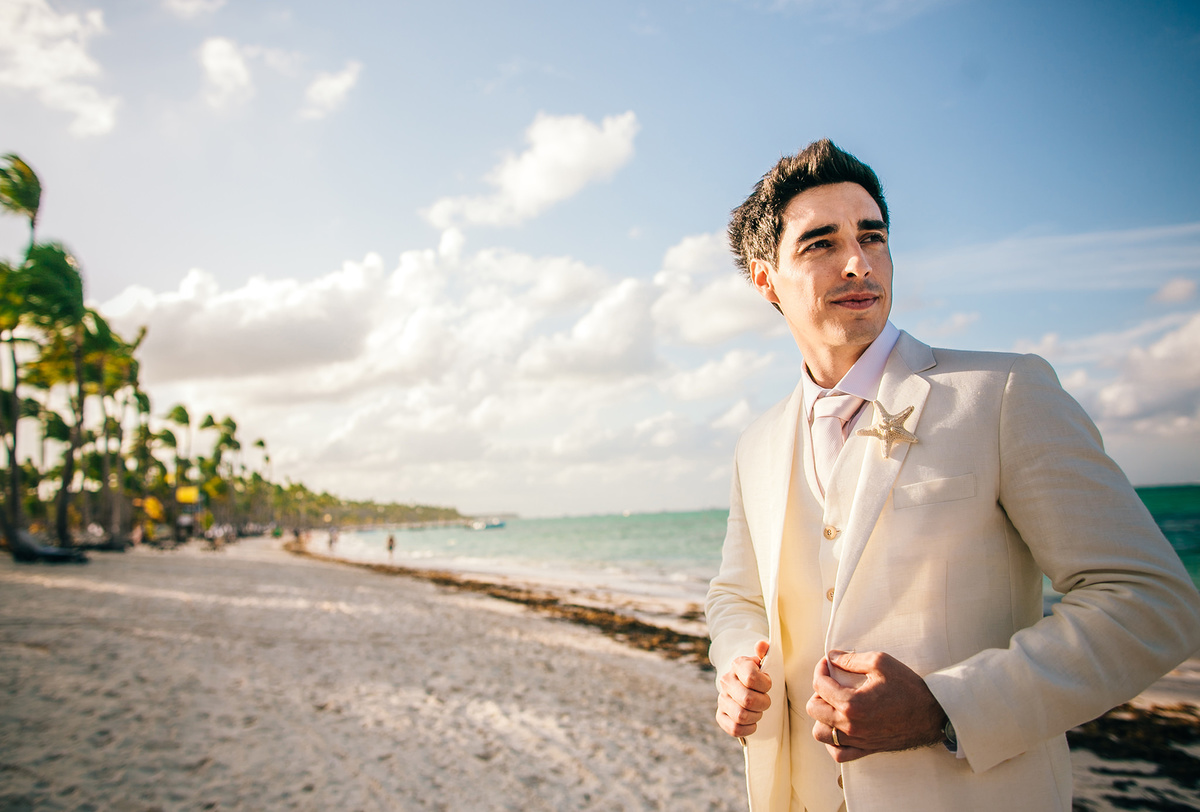 Terno de noivo na praia. Casamento de praia realizado no resort Barceló Bávaro Palace na República Dominicana pelo fotógrafo de casamento Rafael Ohana