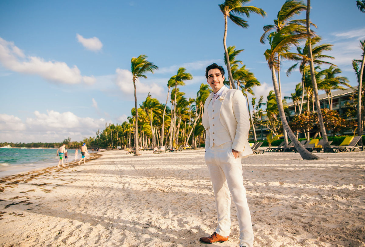 Terno de noivo na praia. Casamento de praia realizado no resort Barceló Bávaro Palace na República Dominicana pelo fotógrafo de casamento Rafael Ohana