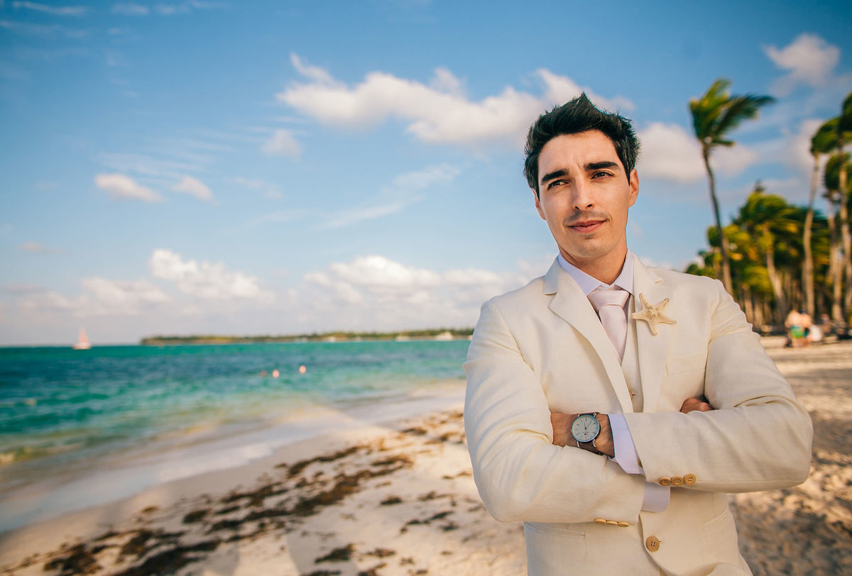 Terno de noivo na praia. Casamento de praia realizado no resort Barceló Bávaro Palace na República Dominicana pelo fotógrafo de casamento Rafael Ohana