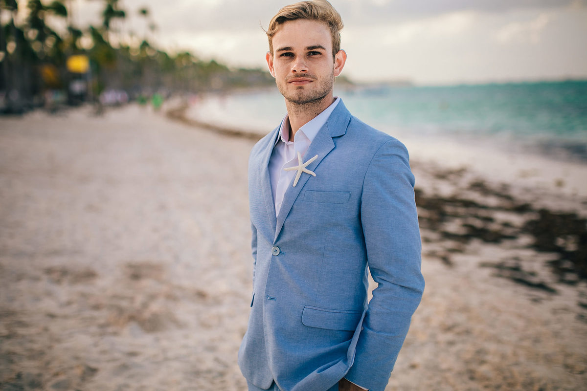 Terno de noivo na praia. Casamento de praia realizado no resort Barceló Bávaro Palace na República Dominicana pelo fotógrafo de casamento Rafael Ohana
