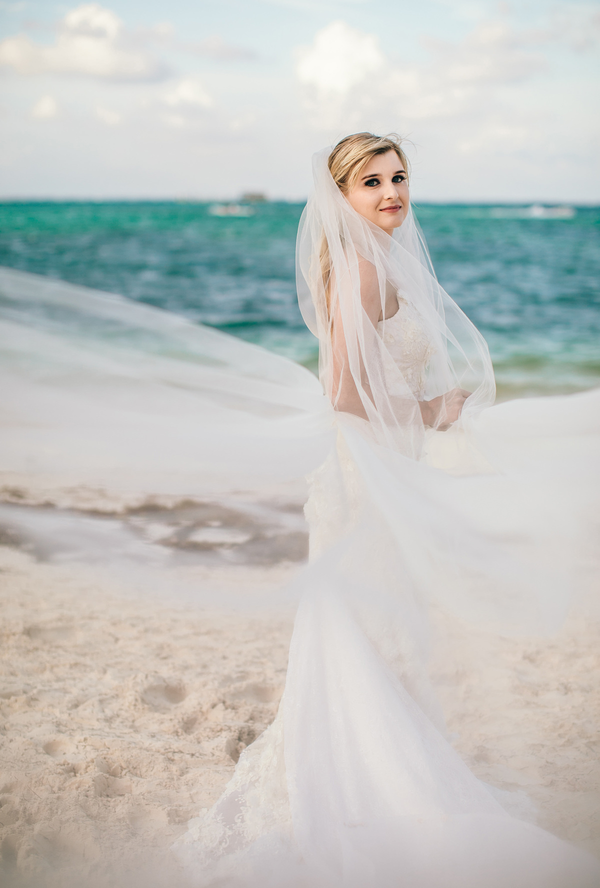 Noiva na praia. Casamento de praia realizado no resort Barceló Bávaro Palace na República Dominicana pelo fotógrafo de casamento Rafael Ohana