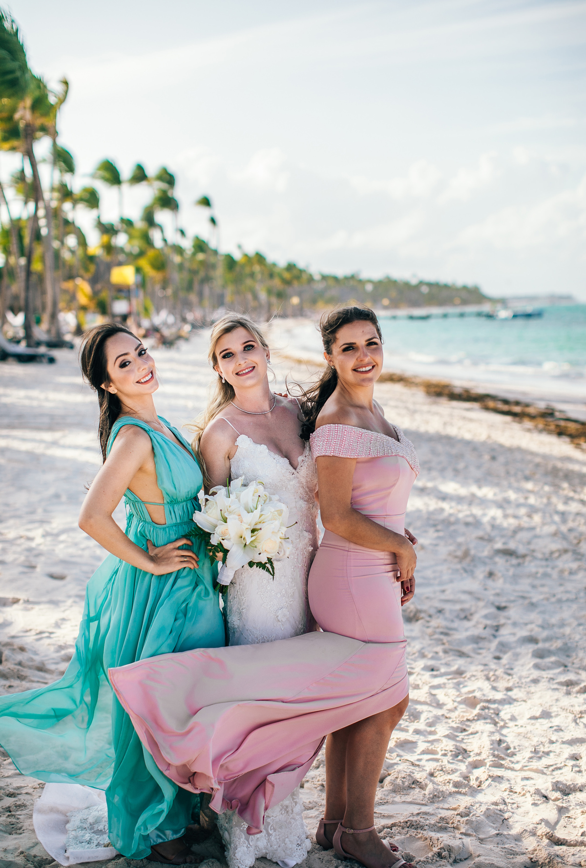Noiva e madrinhas. Casamento realizado no resort Barceló Bávaro Palace na República Dominicana pelo fotógrafo de casamento Rafael Ohana