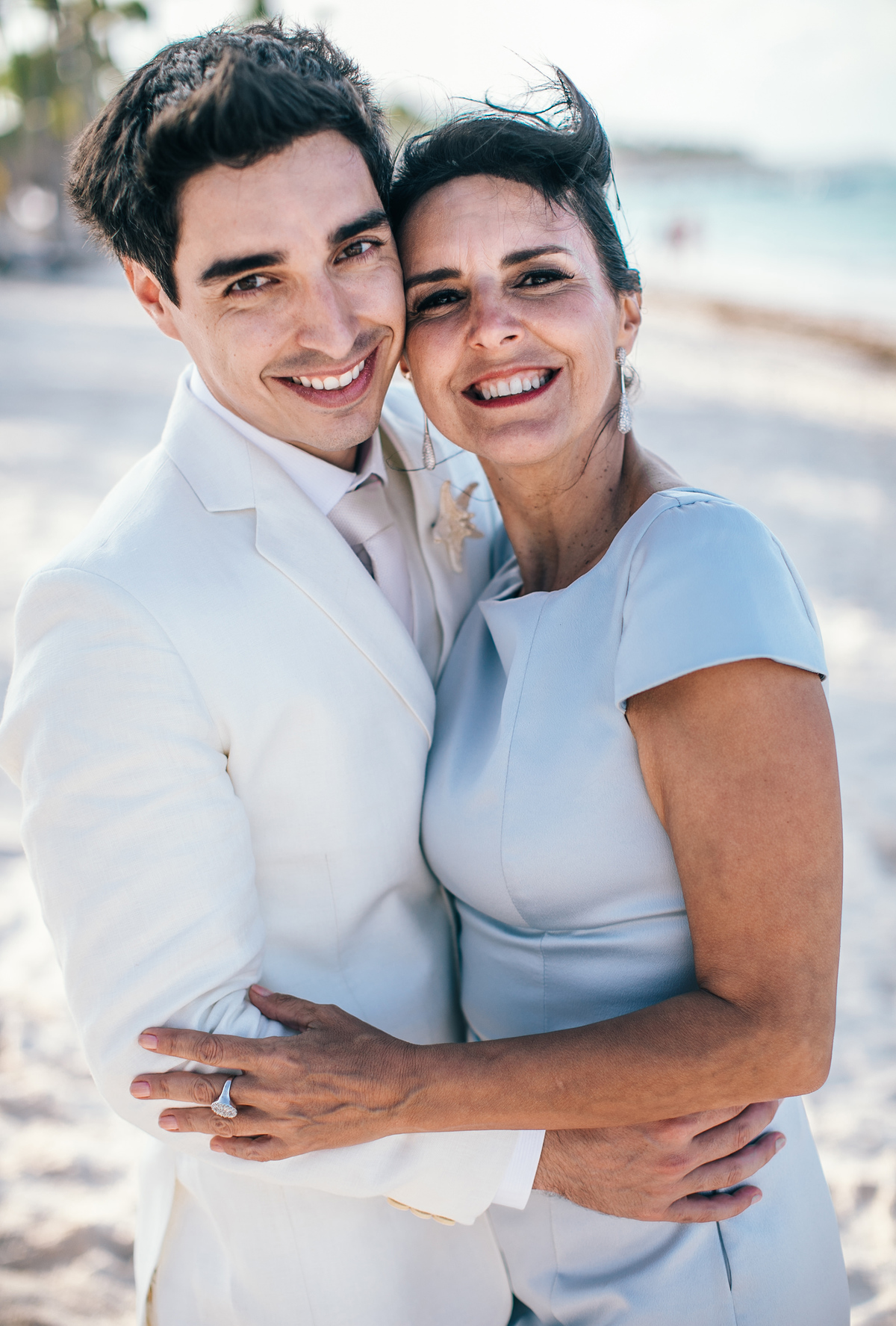 Retrato do noivo com sua mãe. Casamento realizado no resort Barceló Bávaro Palace na República Dominicana pelo fotógrafo de casamento Rafael Ohana