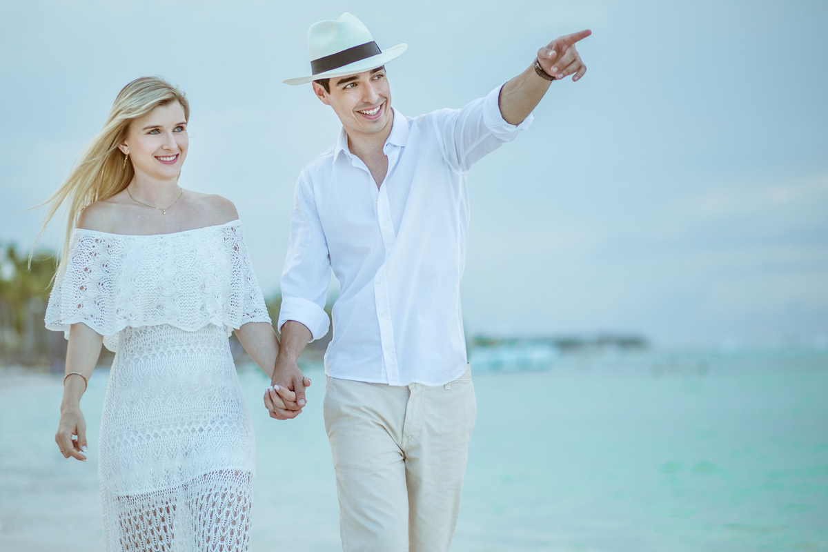Ensaio de romântico na praia realizado no resort Barceló Bávaro Palace na República Dominicana pelo fotógrafo de casamento Rafael Ohana