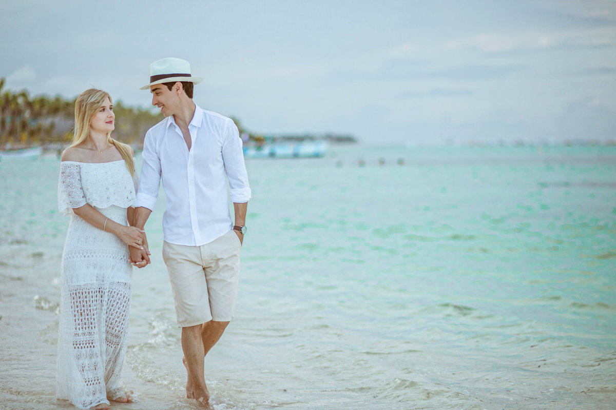 Ensaio de romântico na praia realizado no resort Barceló Bávaro Palace na República Dominicana pelo fotógrafo de casamento Rafael Ohana