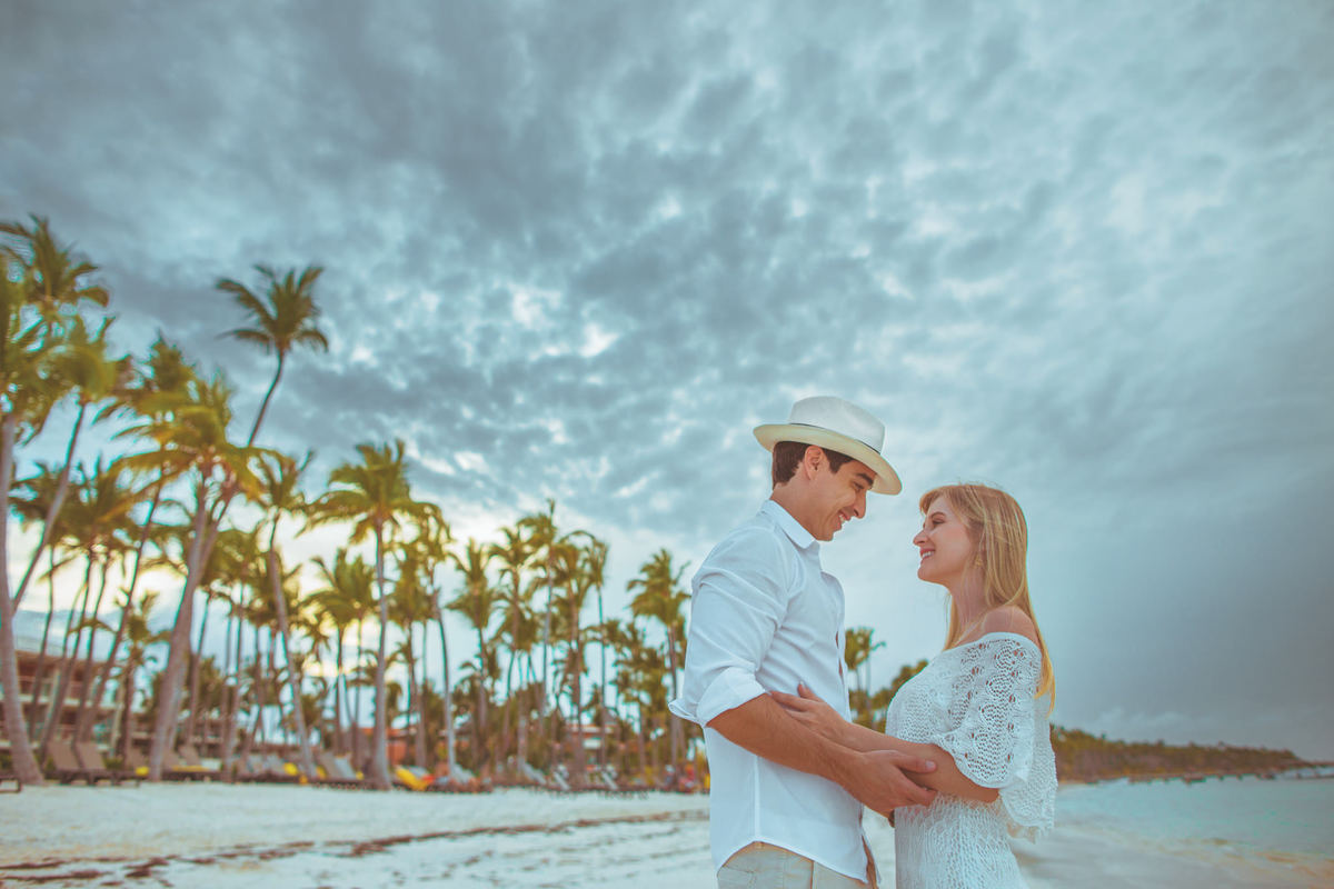 Noivos se olhando ao por do sol. Ensaio de romântico na praia realizado no resort Barceló Bávaro Palace na República Dominicana pelo fotógrafo de casamento Rafael Ohana