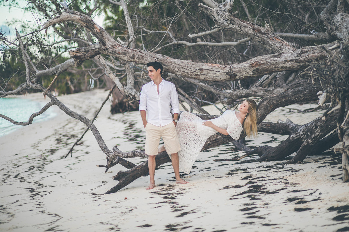 Noivos na praia. Ensaio de romântico na praia realizado no resort Barceló Bávaro Palace na República Dominicana pelo fotógrafo de casamento Rafael Ohana