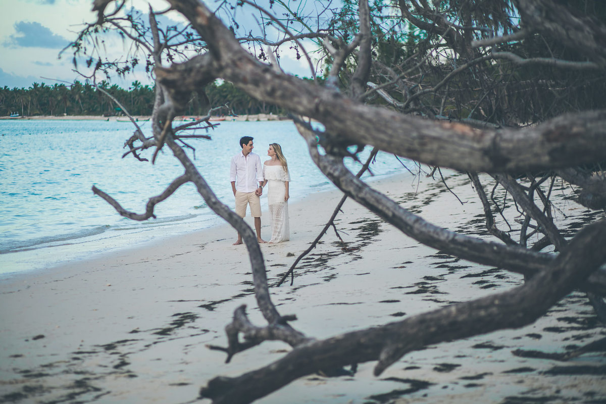 Noivos passeando na praia de Bavaro. Ensaio de romântico na praia realizado no resort Barceló Bávaro Palace na República Dominicana pelo fotógrafo de casamento Rafael Ohana