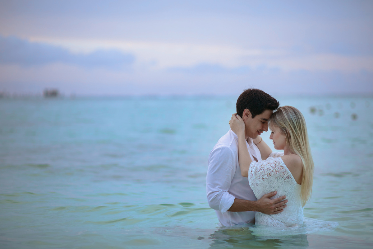 Noivos na água. Ensaio de romântico na praia realizado no resort Barceló Bávaro Palace na República Dominicana pelo fotógrafo de casamento Rafael Ohana