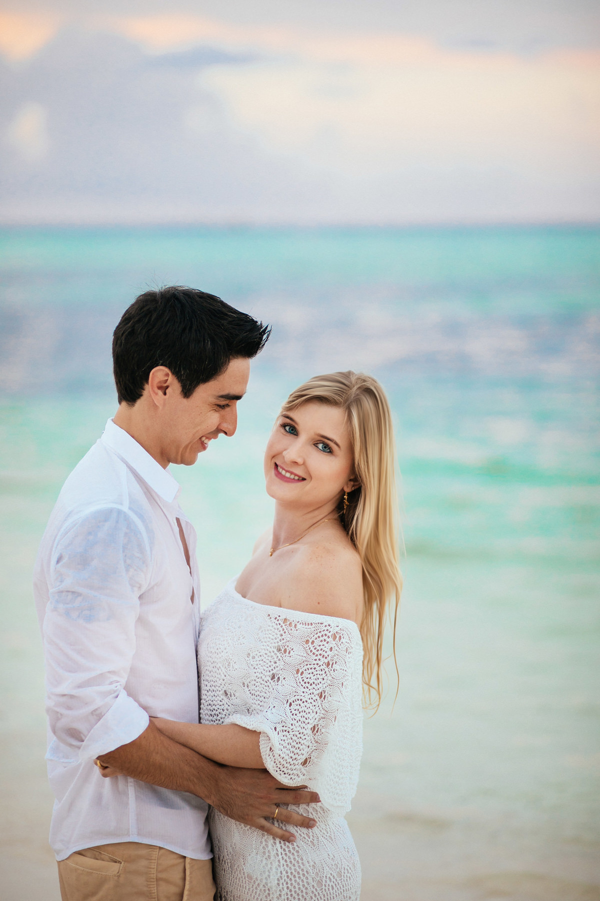Noivos lindos. Ensaio de romântico na praia realizado no resort Barceló Bávaro Palace na República Dominicana pelo fotógrafo de casamento Rafael Ohana