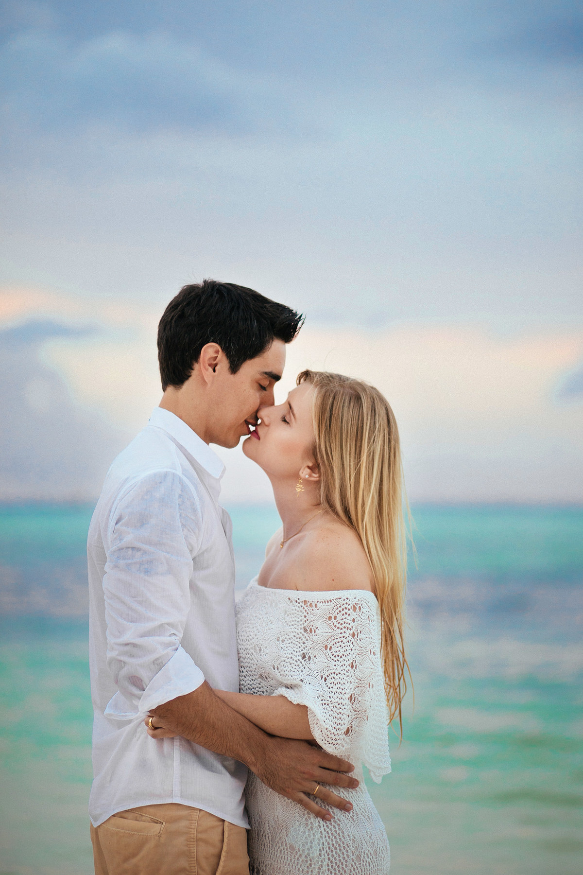 Noivos lindos se beijando. Ensaio de romântico na praia realizado no resort Barceló Bávaro Palace na República Dominicana pelo fotógrafo de casamento Rafael Ohana
