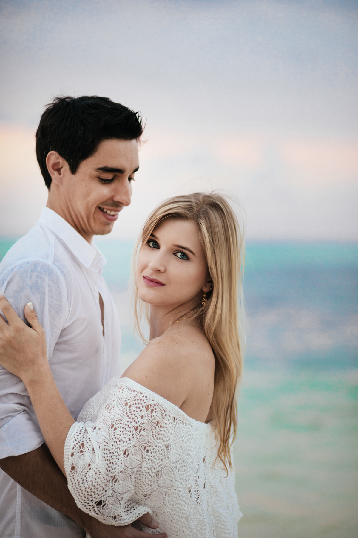 Noivos maravilhosos abraçados. Ensaio de romântico na praia realizado no resort Barceló Bávaro Palace na República Dominicana pelo fotógrafo de casamento Rafael Ohana