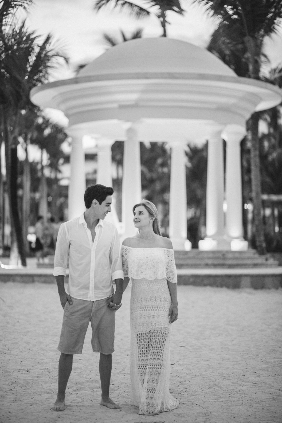 Noivos se olhando. Ensaio de romântico na praia realizado no resort Barceló Bávaro Palace na República Dominicana pelo fotógrafo de casamento Rafael Ohana.