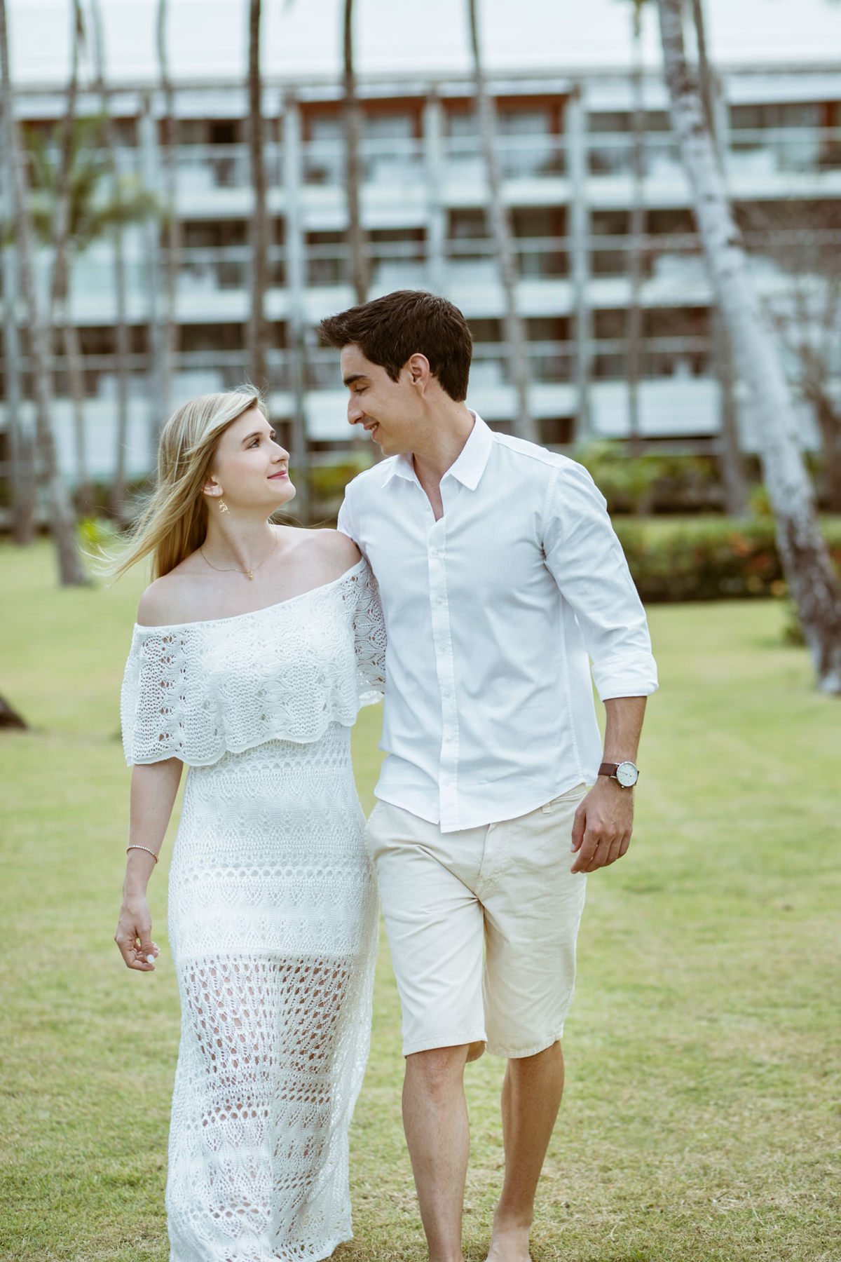 Noivos caminhando em resort. Ensaio de romântico na praia realizado no resort Barceló Bávaro Palace na República Dominicana pelo fotógrafo de casamento Rafael Ohana