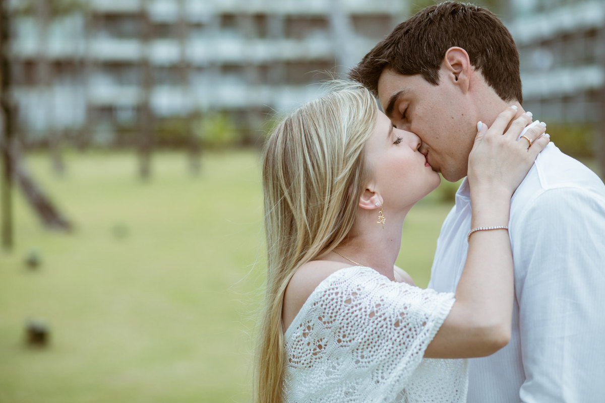 Noivos se beijando em resort. Ensaio de romântico na praia realizado no resort Barceló Bávaro Palace na República Dominicana pelo fotógrafo de casamento Rafael Ohana