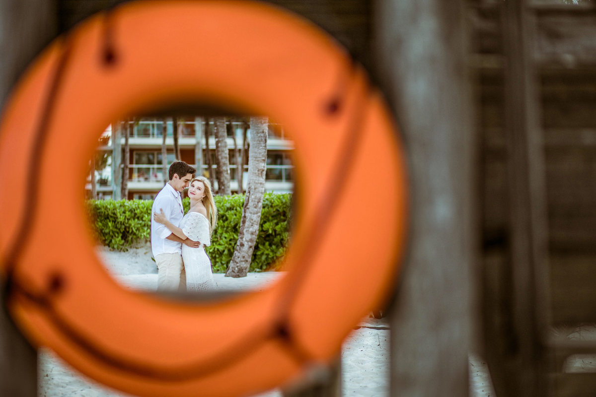 Fotos criativas em ensaio de casal na praia. Ensaio de romântico na praia realizado no resort Barceló Bávaro Palace na República Dominicana pelo fotógrafo de casamento Rafael Ohana