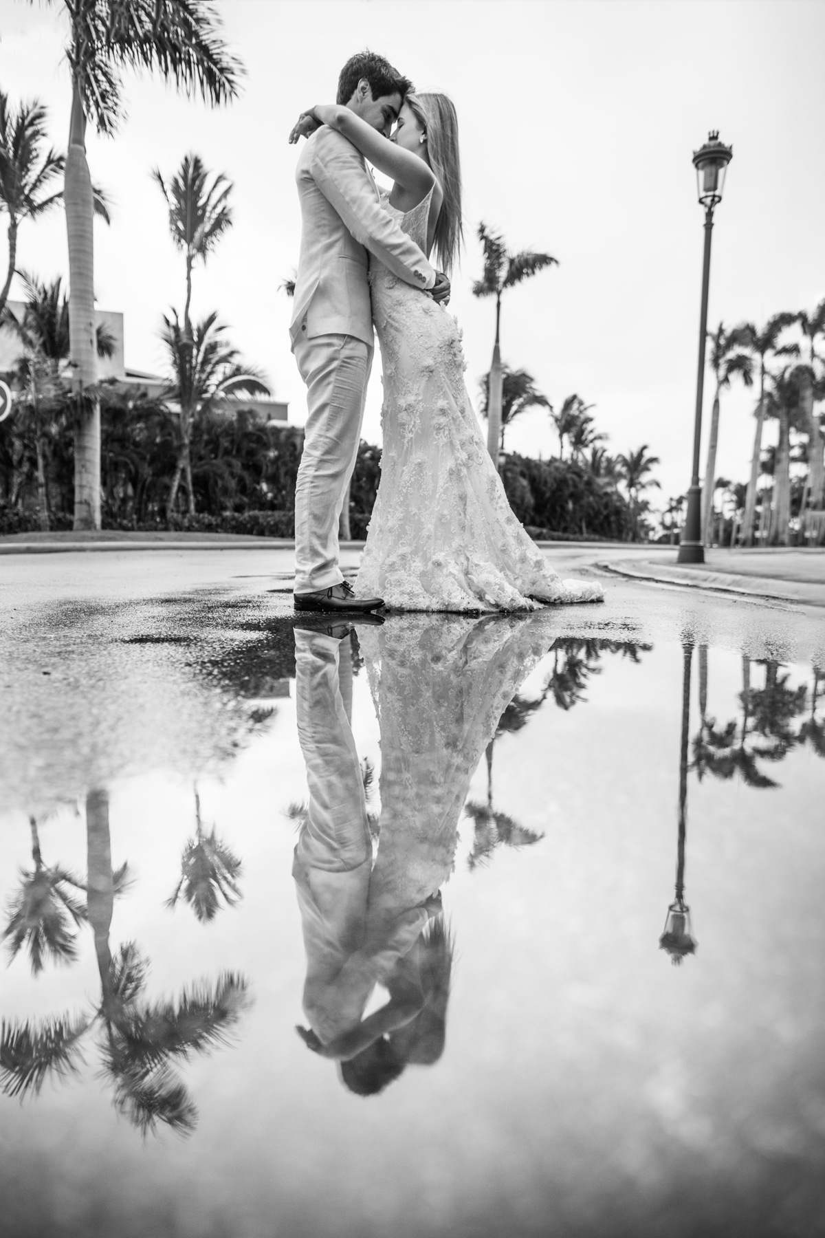 Reflexo de noivos no chão. Ensaio day after na praia realizado no resort Barceló Bávaro Palace na República Dominicana pelo fotógrafo de casamento Rafael Ohana