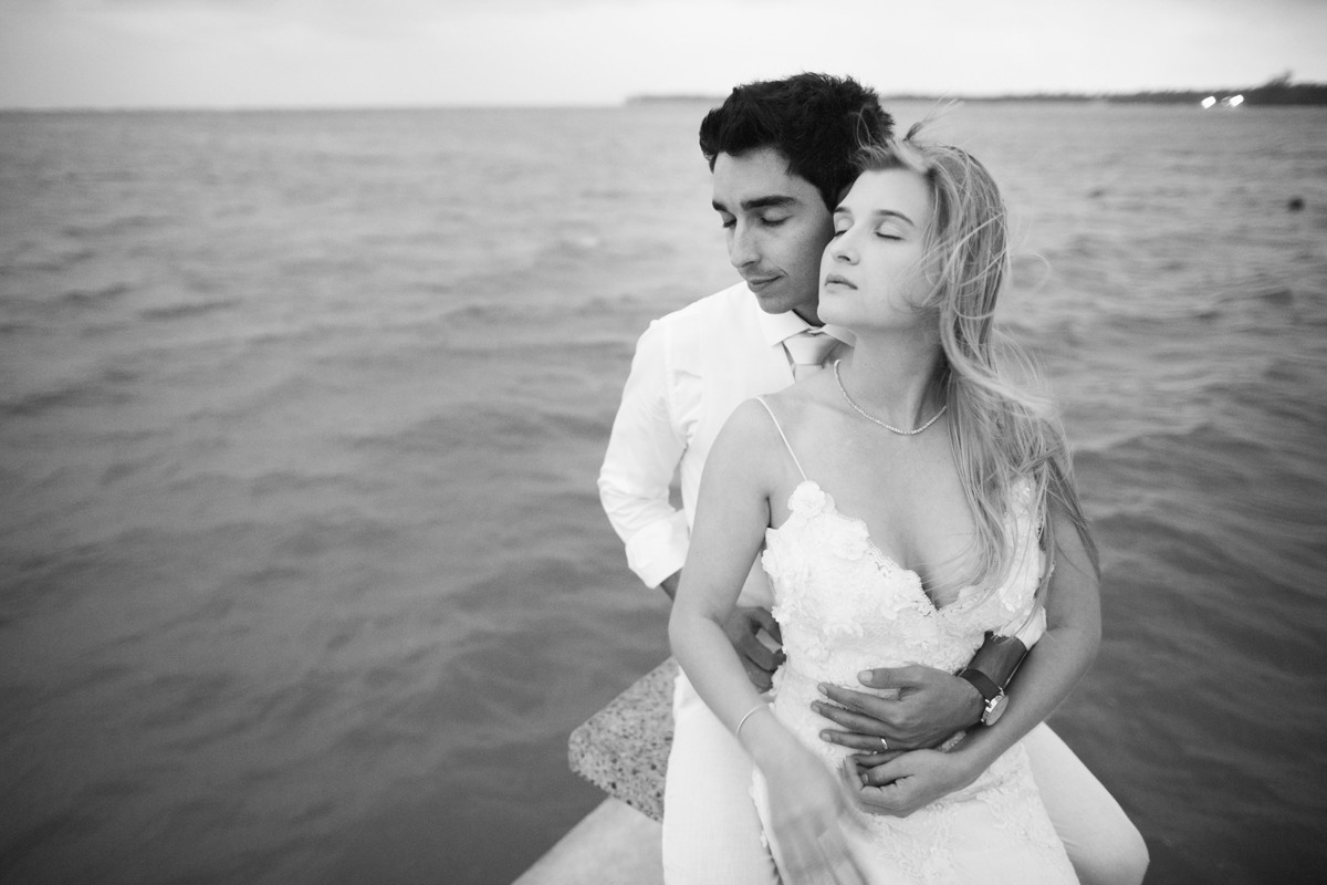 Noivos na beira do mar. Ensaio day after na praia realizado no resort Barceló Bávaro Palace na República Dominicana pelo fotógrafo de casamento Rafael Ohana