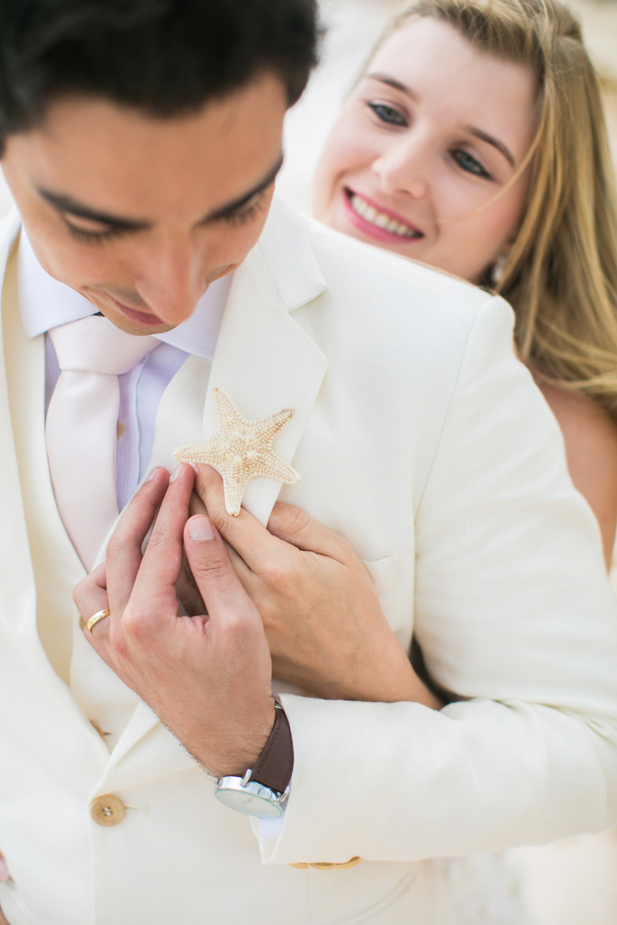 Noiva abraçando noivo pelas costas. Ensaio day after na praia realizado no resort Barceló Bávaro Palace na República Dominicana pelo fotógrafo de casamento Rafael Ohana