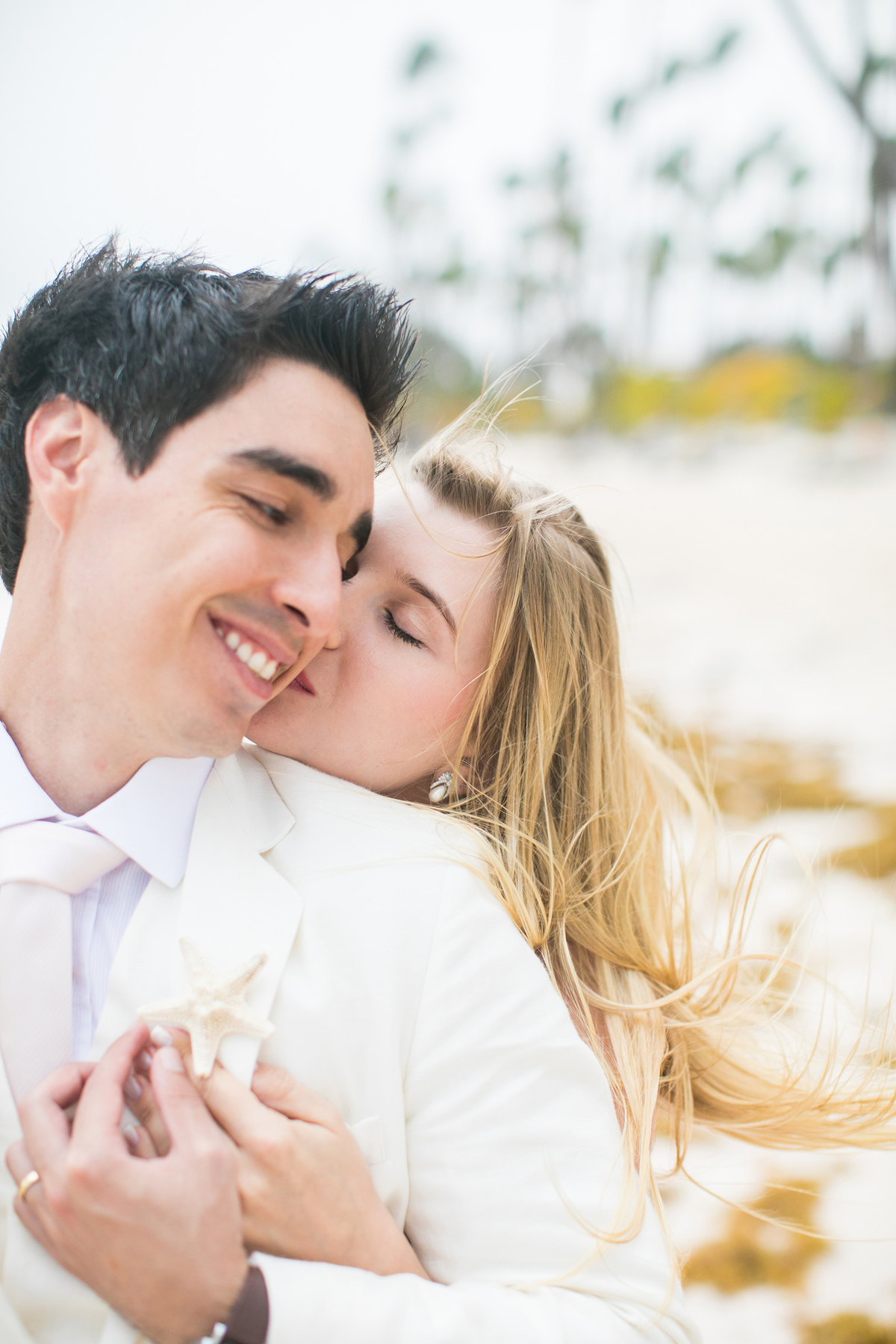 Noiva beijando noivo na bocheche. Ensaio day after na praia realizado no resort Barceló Bávaro Palace na República Dominicana pelo fotógrafo de casamento Rafael Ohana