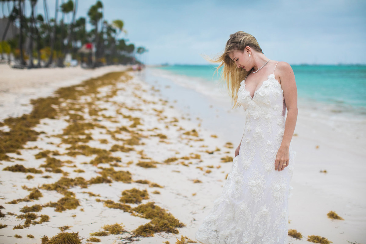 Noiva loira na praia. Ensaio day after na praia realizado no resort Barceló Bávaro Palace na República Dominicana pelo fotógrafo de casamento Rafael Ohana