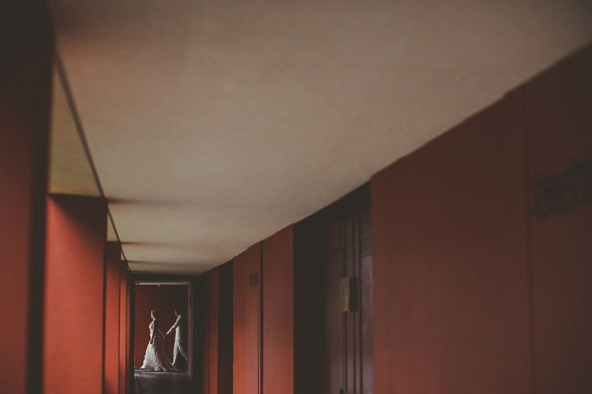 Noivos caminhando em hotel. Ensaio day after na praia realizado no resort Barceló Bávaro Palace na República Dominicana pelo fotógrafo de casamento Rafael Ohana