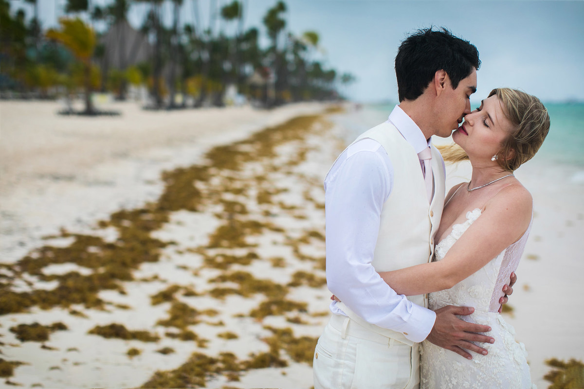 Noivos abraçados na praia. Ensaio day after na praia realizado no resort Barceló Bávaro Palace na República Dominicana pelo fotógrafo de casamento Rafael Ohana